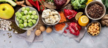 Gri arka planda bitki temelli diyet. Sağlıklı gıda konsepti. Üst görünüm, düz görünüm, kopyalama alanı, panorama 