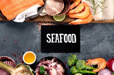 Karanlık arka planda taze deniz ürünleri düzenlemesi. Akdeniz diyeti konsepti. Düz konum, üst görünüm, kopyalama alanı