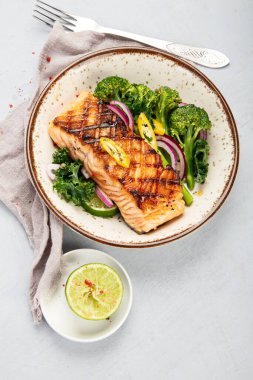 Hafif arka planda sebzeli haşlanmış somon balığı. Akdeniz diyeti konsepti. Düz konum, üst görünüm, kopyalama alanı