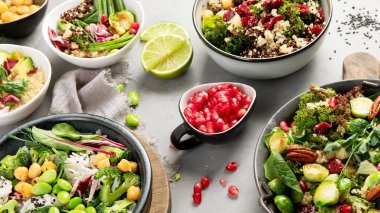 Gri arka planda vejetaryen yemekleri. Sağlıklı gıda konsepti. 