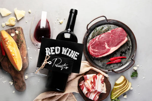 Czerwone Wino Primitivo Przystawkami Szarym Tle Tradycyjne Napoje Alkoholowe Widok — Zdjęcie stockowe