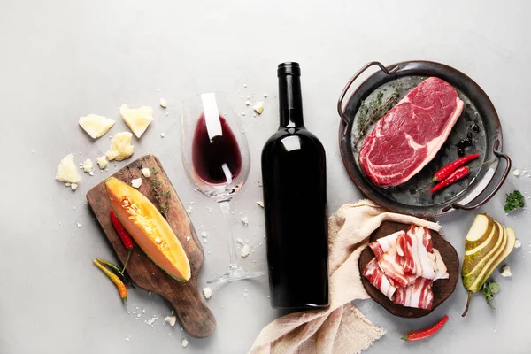 Vinho Tinto Primitivo Com Aperitivos Fundo Cinza Bebidas Alcoólicas Tradicionais — Fotografia de Stock