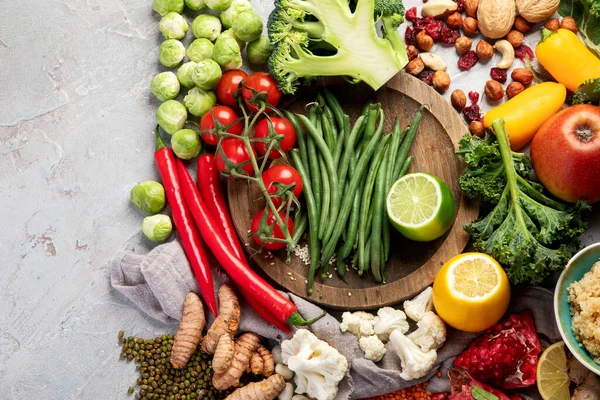 Växtbaserad Kost Grå Bakgrund Hälsosam Mat Koncept Ovanifrån Platt Låg — Stockfoto