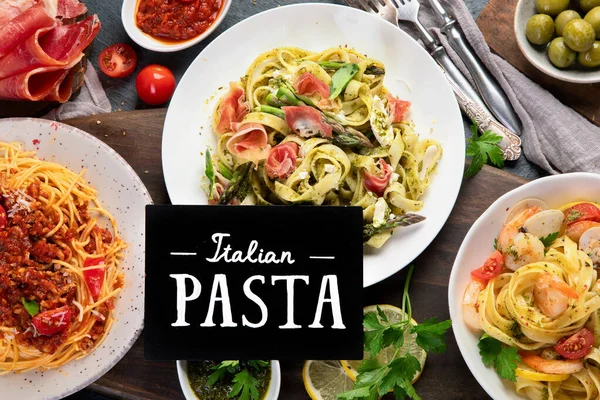 Pasta Assortiment Donkere Achtergrond Traditioneel Italiaans Voedselconcept Bovenaanzicht Vlak Lay — Stockfoto