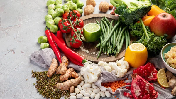 Gri Arka Planda Bitki Temelli Diyet Sağlıklı Gıda Konsepti Boşluğu — Stok fotoğraf