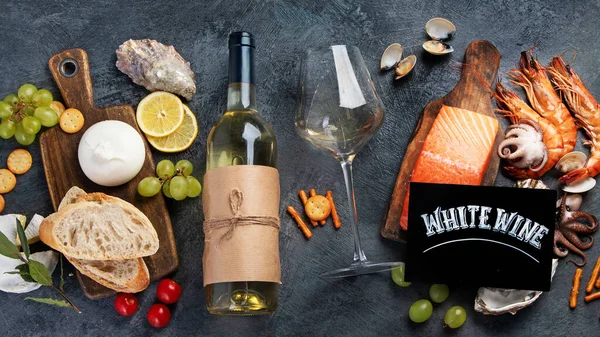 Białe Wino Pinot Grigio Owocami Morza Przekąskami Tradycyjne Napoje Alkoholowe — Zdjęcie stockowe