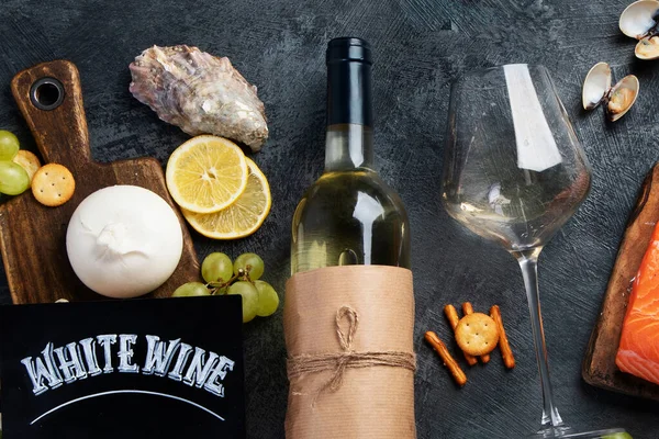 Białe Wino Pinot Grigio Owocami Morza Przekąskami Tradycyjne Napoje Alkoholowe — Zdjęcie stockowe