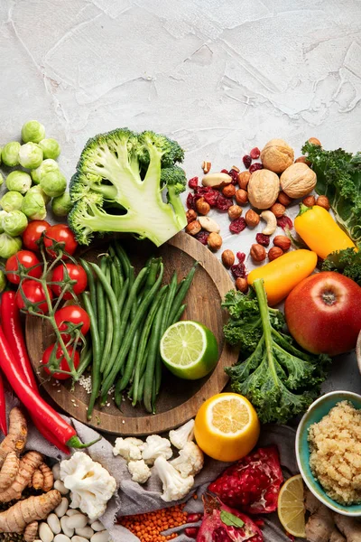 灰色の背景に植物ベースの食事療法 健康食品の概念 トップビュー フラットレイアウト コピースペース — ストック写真