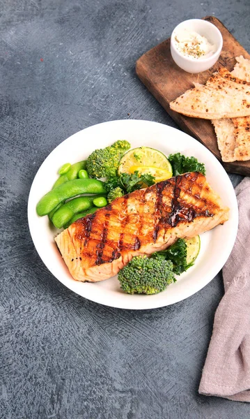 Gebackener Lachs Mit Gemüse Auf Dunklem Hintergrund Mediterranes Ernährungskonzept — Stockfoto