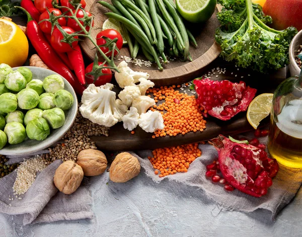 Dieta Roślinna Szarym Tle Koncepcja Zdrowej Żywności Przestrzeń Kopiowania — Zdjęcie stockowe