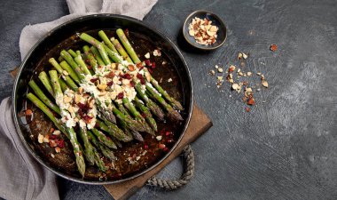 Kuşkonmaz, peynir ve fındıklı sıcak salata. Üst görünüm