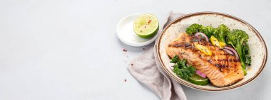 Hafif arka planda sebzeli haşlanmış somon balığı. Akdeniz diyeti konsepti. Panorama, boşluğu kopyala