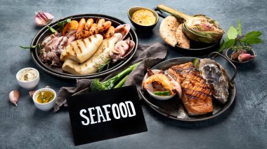 Koyu arka planda ızgara balık ve deniz ürünleri çeşitleri. Ev yapımı gıda konsepti. 