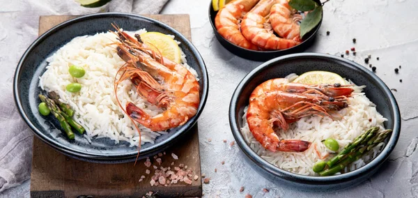 米色背景浅灰的虾仁 地中海饮食概念 — 图库照片