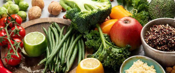 灰色の背景に植物ベースの食事療法 健康食品のコンセプト — ストック写真