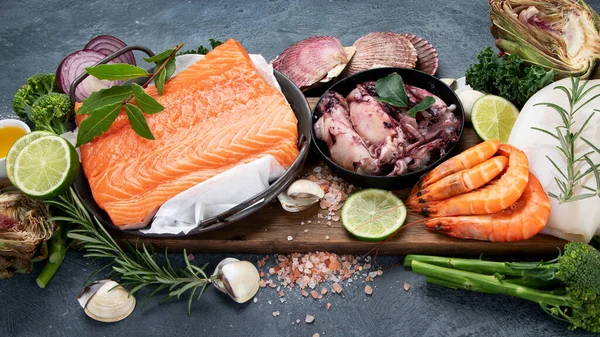 Arreglo Mariscos Frescos Sobre Fondo Oscuro Concepto Dieta Mediterránea — Foto de Stock