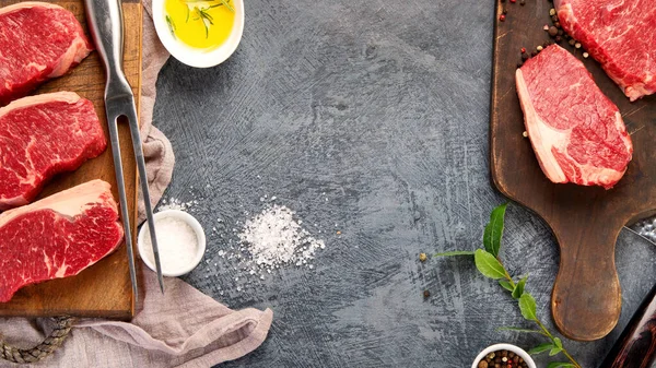 Bistecca Cruda Sfondo Scuro Cibo Fatto Casa Concetto Vista Dall — Foto Stock