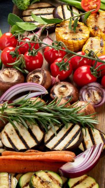 Hafif arka planda ızgara sebzeler. Ev yapımı yemek konsepti. Boşluğu kopyala