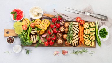 Hafif arka planda ızgara sebzeler. Ev yapımı yemek konsepti. Üst görünüm, düz görünüm, kopyalama alanı