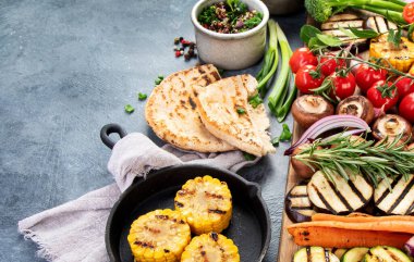 Hafif arka planda ızgara sebzeler. Ev yapımı yemek konsepti. Boşluğu kopyala