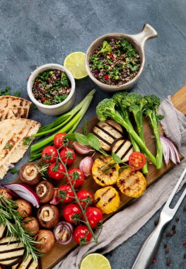 Hafif arka planda ızgara sebzeler. Ev yapımı yemek konsepti. Üst görünüm, düz görünüm, kopyalama alanı