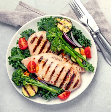 Hafif arka planda sebzeli ızgara tavuk. Ev yapımı yemek konsepti. Üst görünüm, düz görünüm, kopyalama alanı