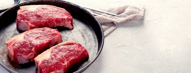 Izgara balık, deniz ürünleri ve arka planda et çeşitleri. Ev yapımı yemek konsepti. Üst görünüm, düz görünüm, kopyalama alanı