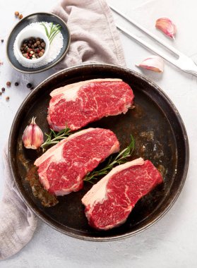 Izgara balık, deniz ürünleri ve arka planda et çeşitleri. Ev yapımı yemek konsepti. Üst görünüm, düz görünüm, kopyalama alanı