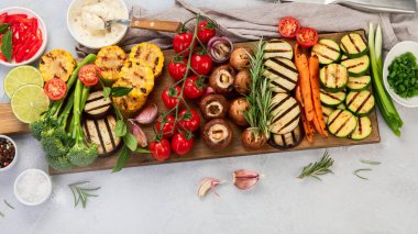 Hafif arka planda ızgara sebzeler. Ev yapımı yemek konsepti. Üst görünüm, düz görünüm, kopyalama alanı