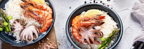 Camarões Com Arroz Sobre Fundo Cinza Claro Conceito Dieta Mediterrânica — Fotografia de Stock