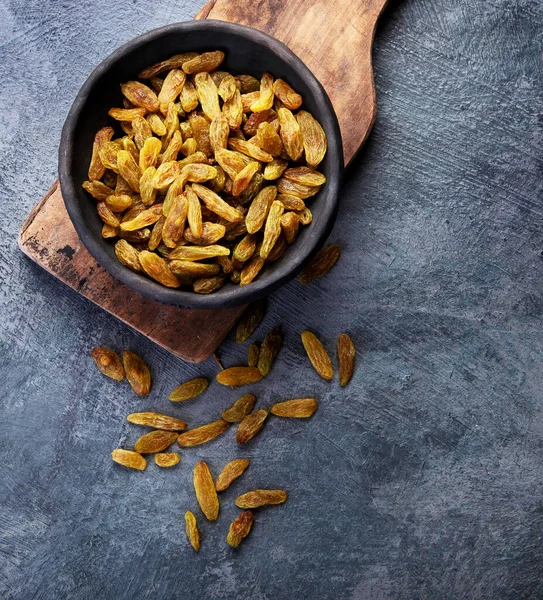 Gröna Russin Mörk Bakgrund Torkade Frukter Ovanifrån Platt Låg Kopiera — Stockfoto