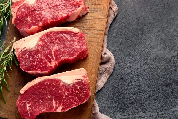 Rauwe Biefstuk Donkere Achtergrond Zelfgemaakt Voedselconcept Bovenaanzicht Flat Lay Kopieerruimte — Stockfoto