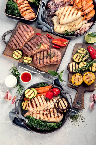 Surtido Pescados Mariscos Carnes Parrilla Sobre Fondo Claro Concepto Comida — Foto de Stock