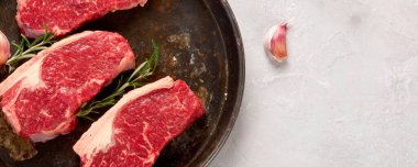 Izgara balık, deniz ürünleri ve arka planda et çeşitleri. Ev yapımı yemek konsepti. Üst görünüm, düz görünüm, kopyalama alanı