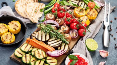 Hafif arka planda ızgara sebzeler. Ev yapımı gıda konsepti. 