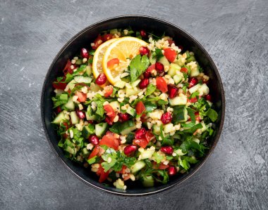 Koyu arkaplanda taze Tabbouleh salatası. Akdeniz diyeti konsepti. Düz konum, üst görünüm, kopyalama alanı