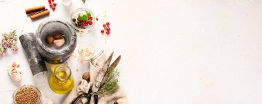 Hafif arka planda bitkiler. Klasik kırsal konsept. Üst görünüm, düz görünüm, kopyalama alanı