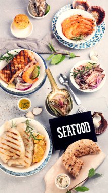 Hafif arka planda ızgara balık ve deniz ürünleri çeşitleri. Ev yapımı yemek konsepti. Üst manzara, düz uzanma