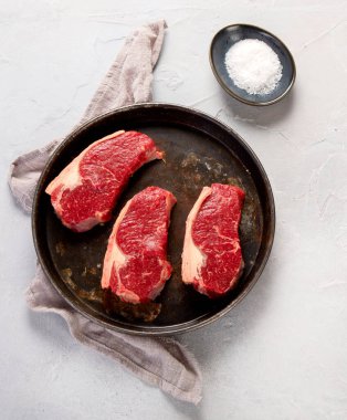 Izgara balık, deniz ürünleri ve arka planda et çeşitleri. Ev yapımı yemek konsepti. Üst görünüm, düz görünüm, kopyalama alanı