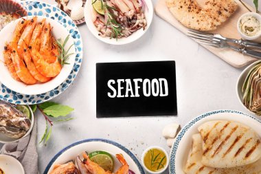 Hafif arka planda ızgara balık ve deniz ürünleri çeşitleri. Ev yapımı yemek konsepti. Üst görünüm, düz görünüm, kopyalama alanı