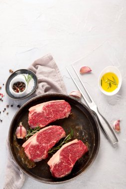 Izgara balık, deniz ürünleri ve arka planda et çeşitleri. Ev yapımı yemek konsepti. Üst görünüm, düz görünüm, kopyalama alanı