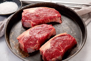 Izgara balık, deniz ürünleri ve arka planda et çeşitleri. Ev yapımı yemek konsepti. Üst görünüm, düz görünüm, kopyalama alanı