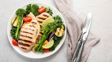 Hafif arka planda sebzeli ızgara tavuk. Ev yapımı yemek konsepti. Üst görünüm, düz görünüm, kopyalama alanı