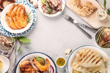 Hafif arka planda ızgara balık ve deniz ürünleri çeşitleri. Ev yapımı yemek konsepti. Üst görünüm, düz görünüm, kopyalama alanı