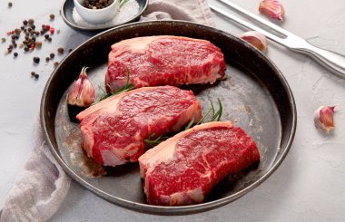 Izgara balık, deniz ürünleri ve arka planda et çeşitleri. Ev yapımı yemek konsepti. Üst görünüm, düz görünüm, kopyalama alanı