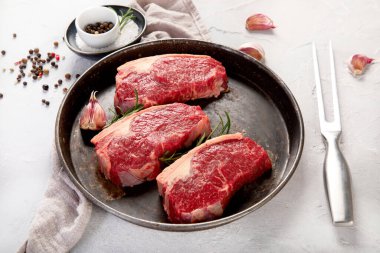 Izgara balık, deniz ürünleri ve arka planda et çeşitleri. Ev yapımı yemek konsepti. Üst görünüm, düz görünüm, kopyalama alanı