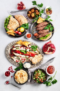 Lübnan yemekleri hafif arka planda. Geleneksel gıda konsepti. Üst manzara, düz uzanma