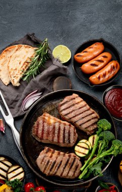 Koyu arka planda ızgara et çeşitleri. Ev yapımı yemek konsepti. Üst görünüm, düz görünüm, kopyalama alanı