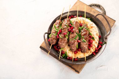 Hafif arka planda Pita 'lı kebap. Akdeniz diyeti konsepti. Düz konum, üst görünüm, kopyalama alanı