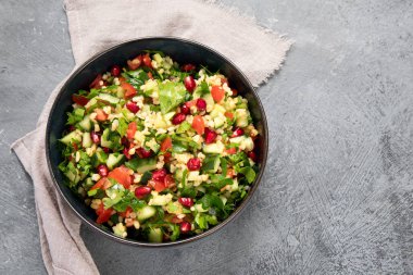 Koyu arkaplanda taze Tabbouleh salatası. Akdeniz diyeti konsepti. Düz konum, üst görünüm, kopyalama alanı